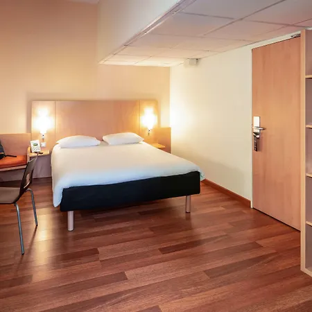 Ibis Centre Hotel 3*