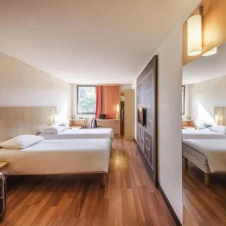 Ibis Centre Hotel 3*